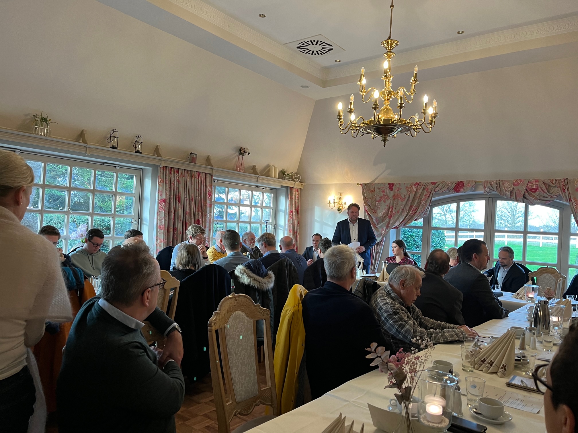 Voller Saal im Hotel Neeth