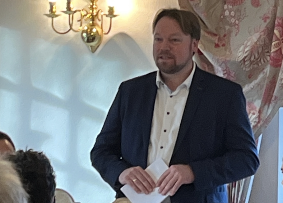 Oliver Kumbartzky hält ein Grußwort